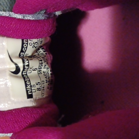 NIKE Women's Running Shoes - Picture 9 of 9